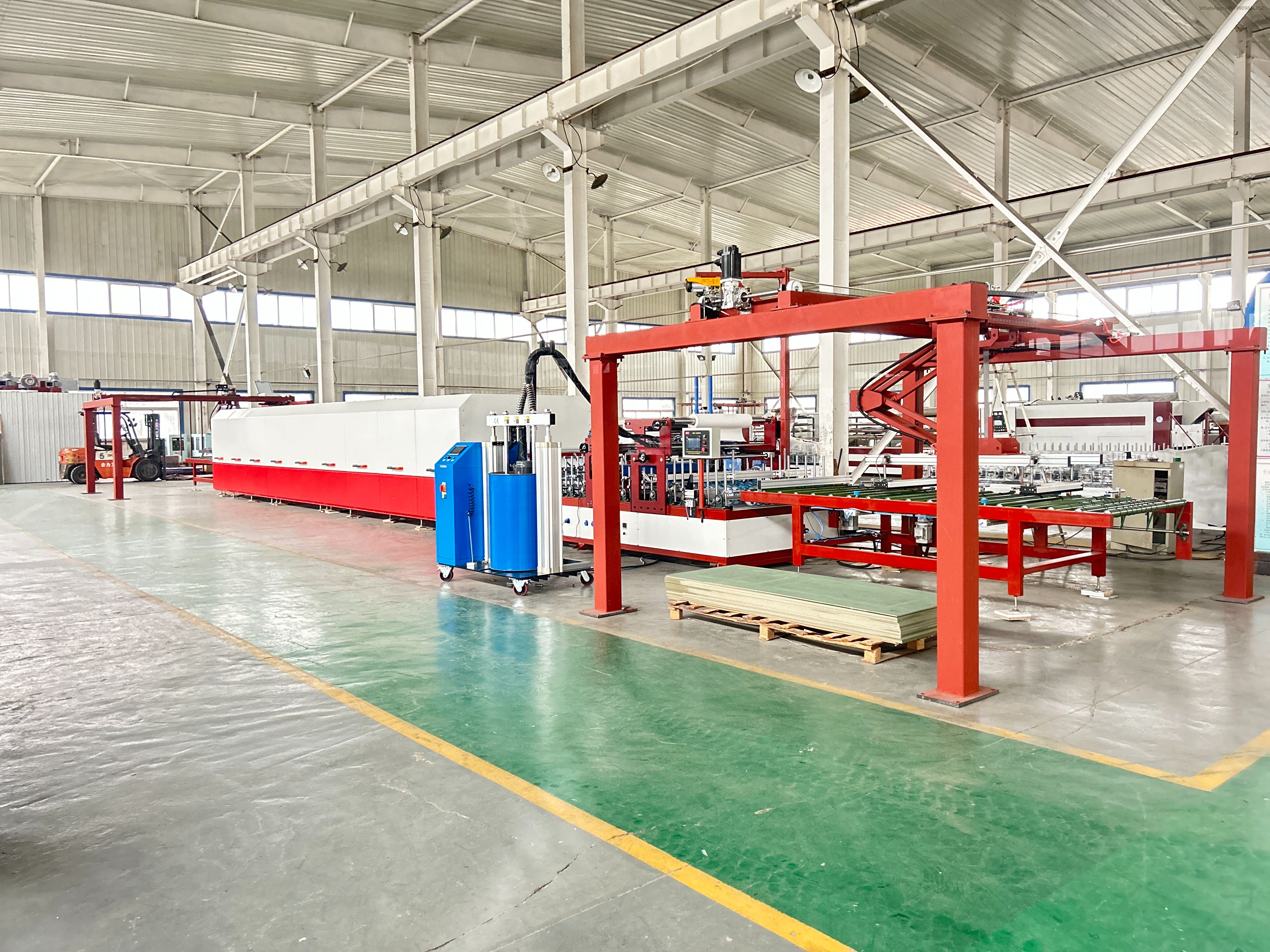 Yüksek verimliliğe sahip son teknoloji ahşap kapı kaplama makinesi MBF-1300 PUR üretim hattı